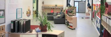 Der Flur mit Sitzecke, Garderobe, Schränken, Regalen und Fächern